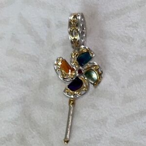 Gems En Vogue pinwheel charm